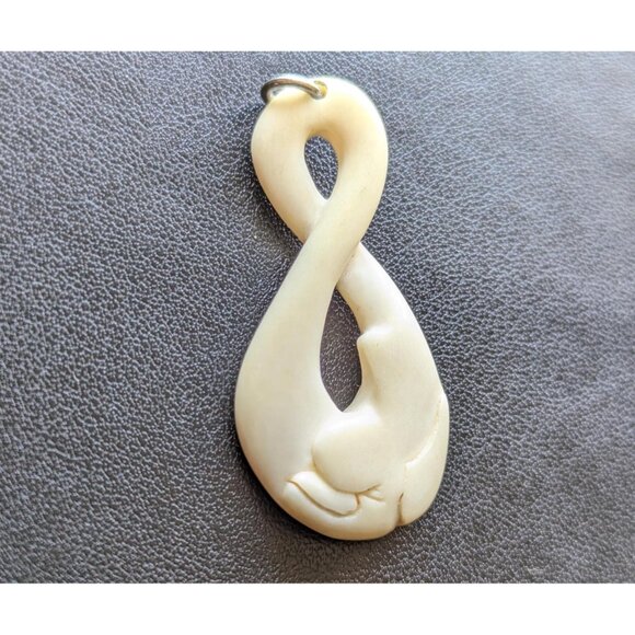 Vintage Bottlenose Beluga Whale Bone pendant, Maori Twist Whale pendant smooth - Picture 3 of 9